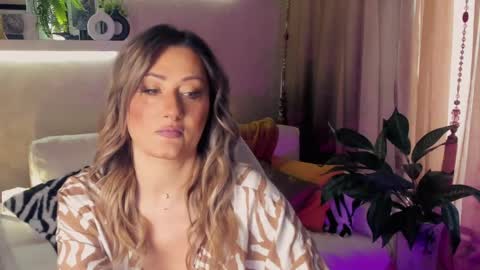 Snapshot of sarahholly chatting on May 9, 5:45 am Divine Sarah NONUDE model online show from May 9, 5:45 am