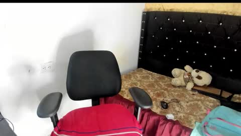 Snapshot of sarahlovexxv chatting on October 17, 7:11 am Sarah online show from October 17, 7:11 am