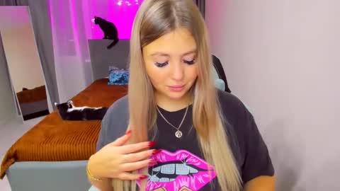 Sarah online show from November 8, 2:28 pm