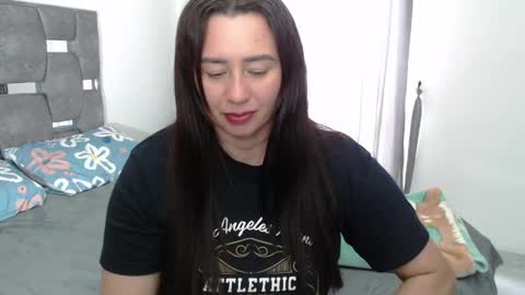 Snapshot of sarahott_1 chatting on May 15, 7:43 pm Lia online show from May 15, 7:43 pm