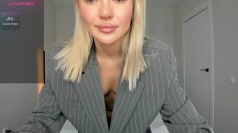 sarahphyllis online show from June 11, 1:42 pm