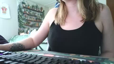 Snapshot of sarahpmummy chatting on May 30, 7:55 pm Sarah online show from May 30, 7:55 pm