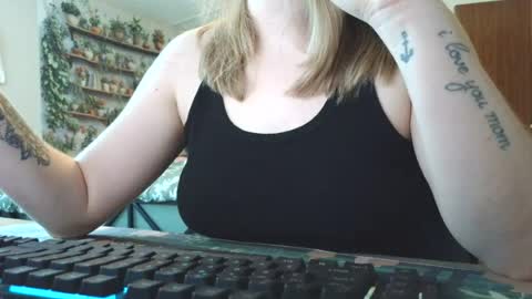 Snapshot of sarahpmummy chatting on June 11, 10:41 pm Sarah online show from June 11, 10:41 pm