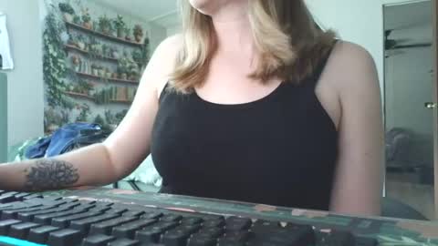 Snapshot of sarahpmummy chatting on June 12, 9:35 pm Sarah online show from June 12, 9:35 pm