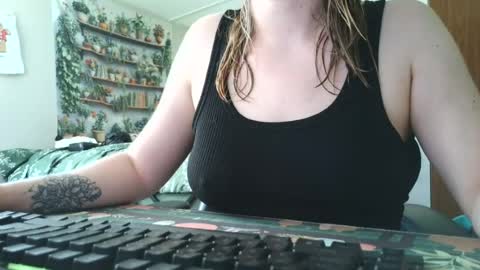 Snapshot of sarahpmummy chatting on July 5, 8:27 pm Sarah online show from July 5, 8:27 pm