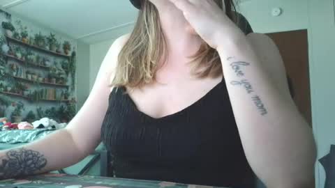 Snapshot of sarahpmummy chatting on July 15, 9:31 pm Sarah online show from July 15, 9:31 pm