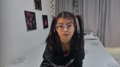 Snapshot of sarahsmitt chatting on June 19, 3:38 pm Sarah online show from June 19, 3:38 pm