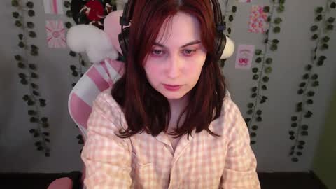 Snapshot of sarakinski chatting on February 9, 7:41 pm Sara online show from February 9, 7:41 pm