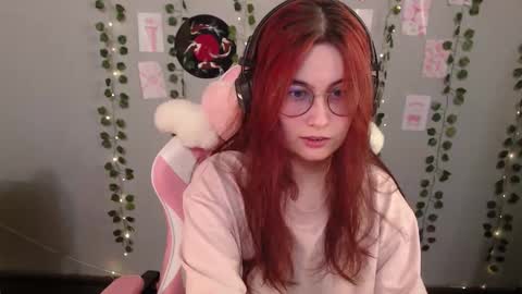 Snapshot of sarakinski chatting on December 4, 10:24 am Sara online show from December 4, 10:24 am