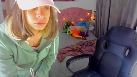 sara  online show from December 24, 12:44 am