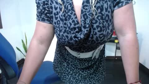 Saraloves online show from January 13, 3:04 pm