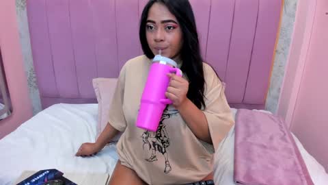 Snapshot of saramagiic chatting on February 2, 11:51 am online show from February 2, 11:51 am