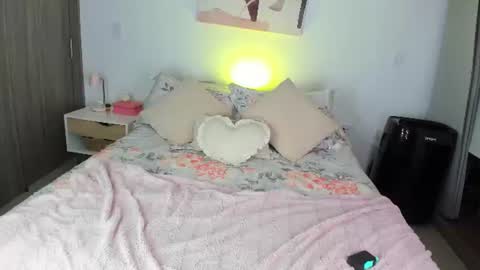 Snapshot of saramartinezz_ chatting on June 10, 11:35 pm Sara Martinez online show from June 10, 11:35 pm