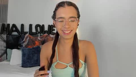 Snapshot of sarasaenz_99 chatting on October 28, 8:11 pm Sara online show from October 28, 8:11 pm