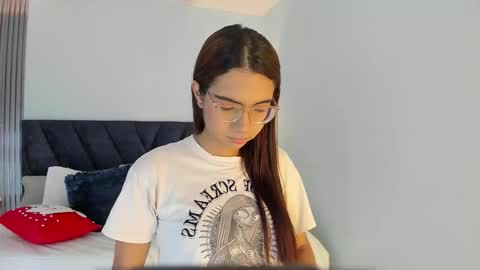 Snapshot of sarasaenz_99 chatting on November 8, 8:07 pm Sara online show from November 8, 8:07 pm