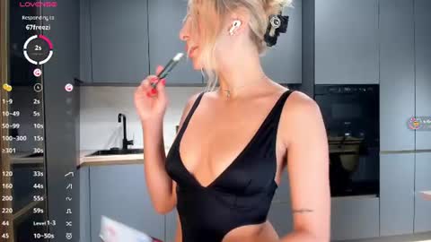 Snapshot of sarashineee chatting on June 24, 1:59 am Sara online show from June 24, 1:59 am