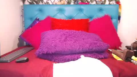 Sara Wills online show from November 3, 2:07 pm