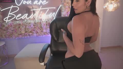 Snapshot of sarawinstone_ chatting on March 7, 8:17 pm Sara Winstone online show from March 7, 8:17 pm