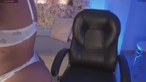 Snapshot of sarawinstone_ chatting on March 14, 9:42 pm Sara Winstone online show from March 14, 9:42 pm