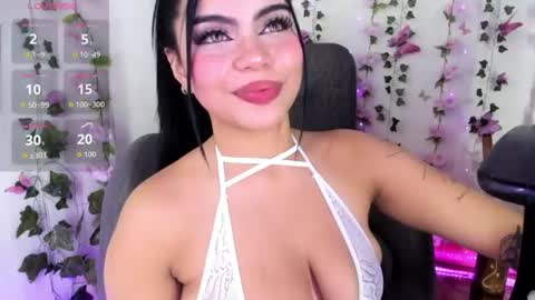 Snapshot of saray__jones chatting on July 13, 7:49 pm saray__jones online show from July 13, 7:49 pm