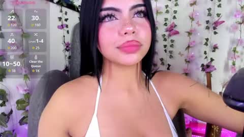 Snapshot of saray__jones chatting on July 15, 6:35 pm saray__jones online show from July 15, 6:35 pm