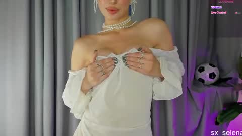 Snapshot of sarilit chatting on July 5, 4:19 am Your Selena 3 online show from July 5, 4:19 am