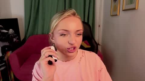 Snapshot of sasha_hardy chatting on May 7, 2:44 pm Sasha online show from May 7, 2:44 pm
