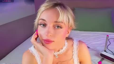Snapshot of sasha_hardy chatting on June 15, 8:44 pm Sasha online show from June 15, 8:44 pm