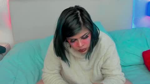 Snapshot of sashajune chatting on December 10, 6:11 am selene online show from December 10, 6:11 am