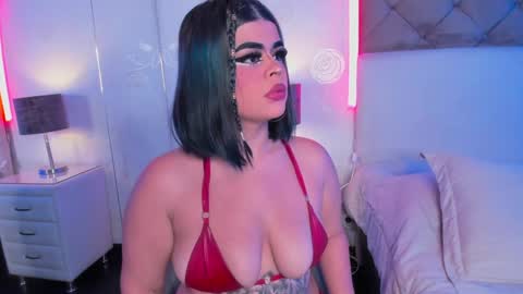 Snapshot of sashajune chatting on February 4, 8:06 pm selene online show from February 4, 8:06 pm