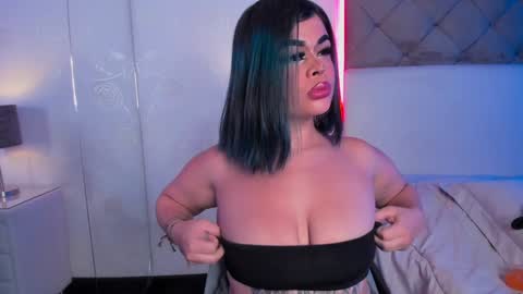 Snapshot of sashajune chatting on February 5, 8:57 pm selene online show from February 5, 8:57 pm