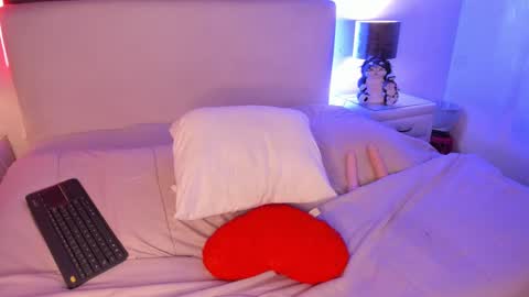 Snapshot of sashajune chatting on February 23, 1:02 am selene online show from February 23, 1:02 am