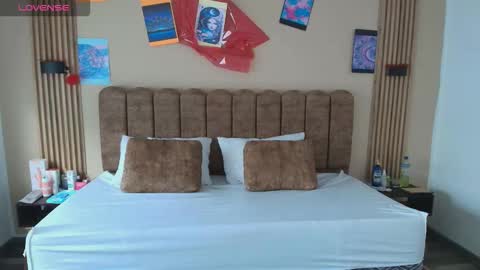 Snapshot of sasharosee2 chatting on October 6, 11:51 am S A S H A R O S E online show from October 6, 11:51 am