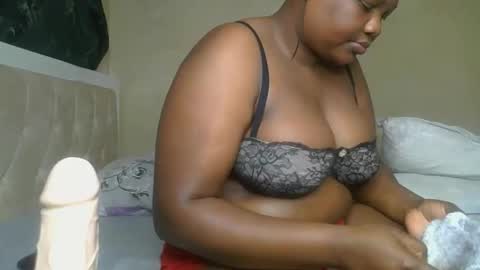 Snapshot of sassie_bee chatting on December 8, 10:47 pm sassie_bee online show from December 8, 10:47 pm