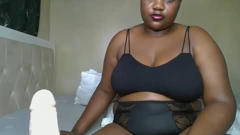 Snapshot of sassie_bee chatting on February 1, 3:19 am sassie_bee online show from February 1, 3:19 am