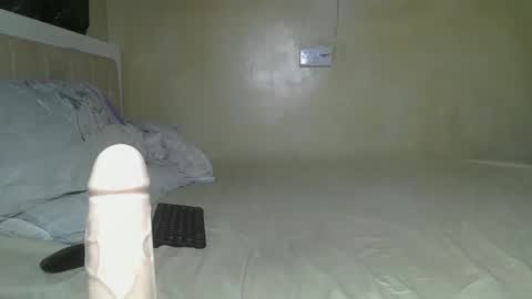 Snapshot of sassie_bee chatting on February 17, 9:52 pm sassie_bee online show from February 17, 9:52 pm