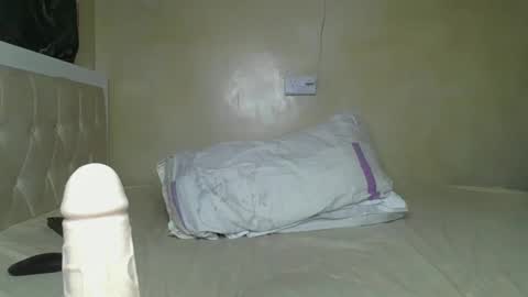 Snapshot of sassie_bee chatting on February 20, 3:45 am sassie_bee online show from February 20, 3:45 am