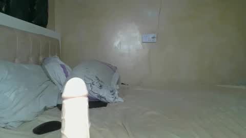 Snapshot of sassie_bee chatting on February 24, 10:36 pm sassie_bee online show from February 24, 10:36 pm