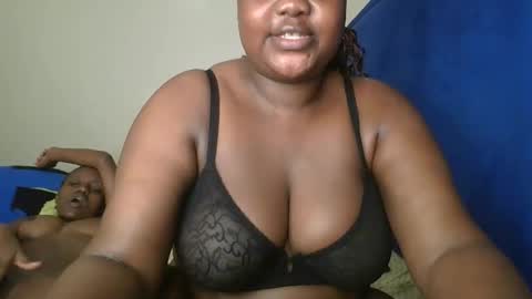 Snapshot of sassie_bee chatting on September 25, 7:06 pm sassie_bee online show from September 25, 7:06 pm