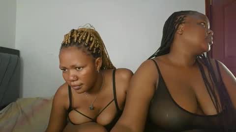 Snapshot of sassie_bee chatting on October 26, 1:22 am sassie_bee online show from October 26, 1:22 am