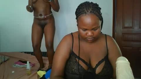 Snapshot of sassie_bee chatting on October 30, 1:12 pm sassie_bee online show from October 30, 1:12 pm