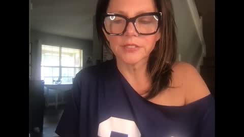Snapshot of sassynsweetmilf chatting on May 20, 12:33 pm sassynsweetmilf online show from May 20, 12:33 pm