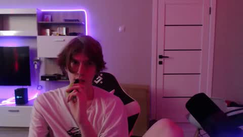 Snapshot of sat1sfaction chatting on February 10, 12:48 am Kristof online show from February 10, 12:48 am