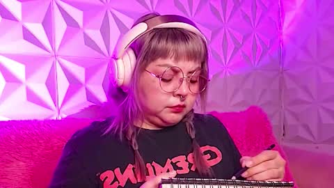 Gina George online show from November 9, 12:31 am