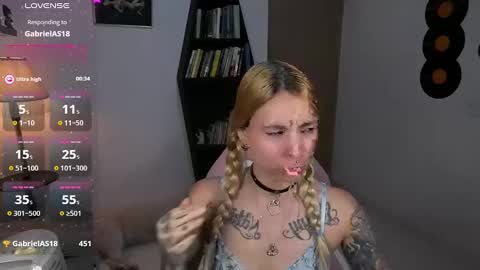 Snapshot of saucy_jenn1 chatting on October 19, 1:39 am I AM JENN  online show from October 19, 1:39 am