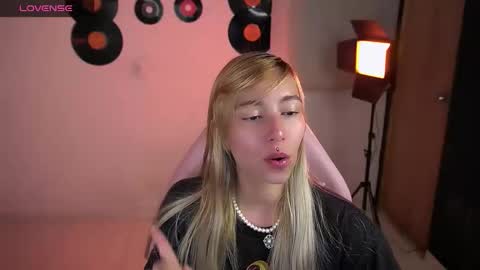 Snapshot of saucy_jenn1 chatting on March 22, 10:24 pm I AM JENN online show from March 22, 10:24 pm