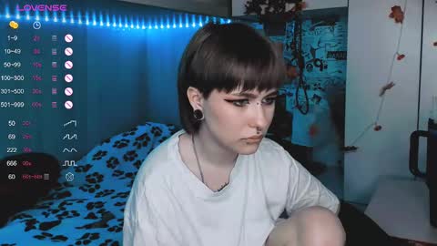 Snapshot of say_mary chatting on March 6, 10:36 pm pronoun she. name Mary. age 21. online show from March 6, 10:36 pm