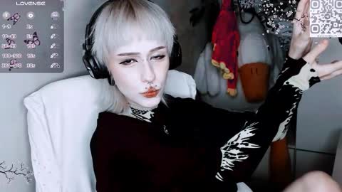 Snapshot of say_mary chatting on November 10, 1:43 pm pronoun she. name Mary. age 21. online show from November 10, 1:43 pm