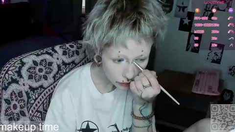 Snapshot of say_mary chatting on May 19, 5:30 pm pronoun she. name Mary. age 21. online show from May 19, 5:30 pm