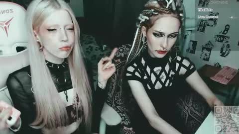 Snapshot of say_mary chatting on June 7, 4:55 pm pronoun she. name Mary. age 21. online show from June 7, 4:55 pm